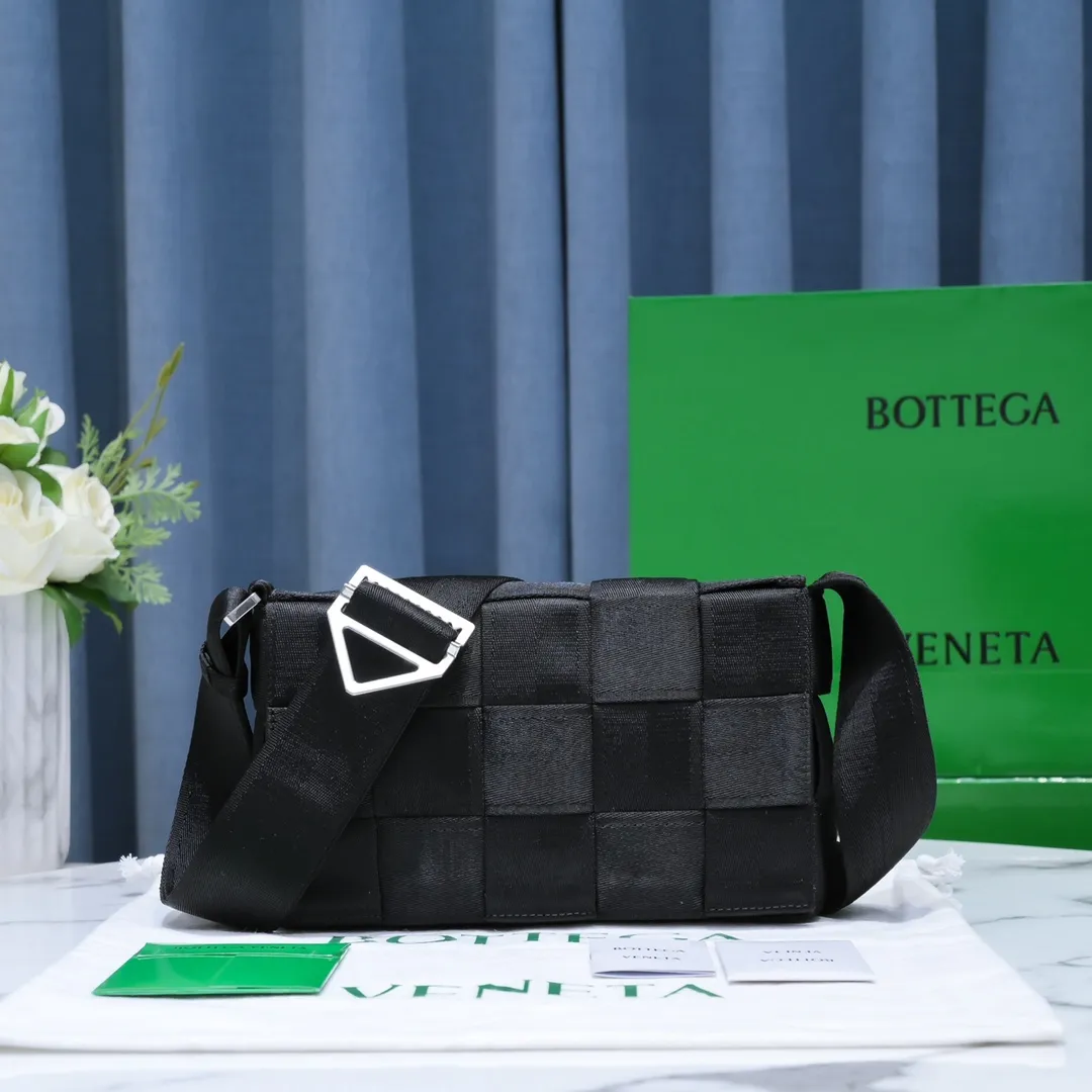 B’s new fall and winter products are coming! The popular Cassette square bag with woven elements has been upgraded again and made its grand debut. This time it is made of woven webbing. It feels super soft and delicate. The opening is designed with a magnetic buckle. The hardware has also been fully upgraded. Both the accessories and the design are at a higher level. It is simple and advanced for both men and women. 🉑️ It can be worn crossbody or in the hand to bring a sense of luxury and a strong aura! Hurry up and get it. Size 25x15x5, style number: 6618#